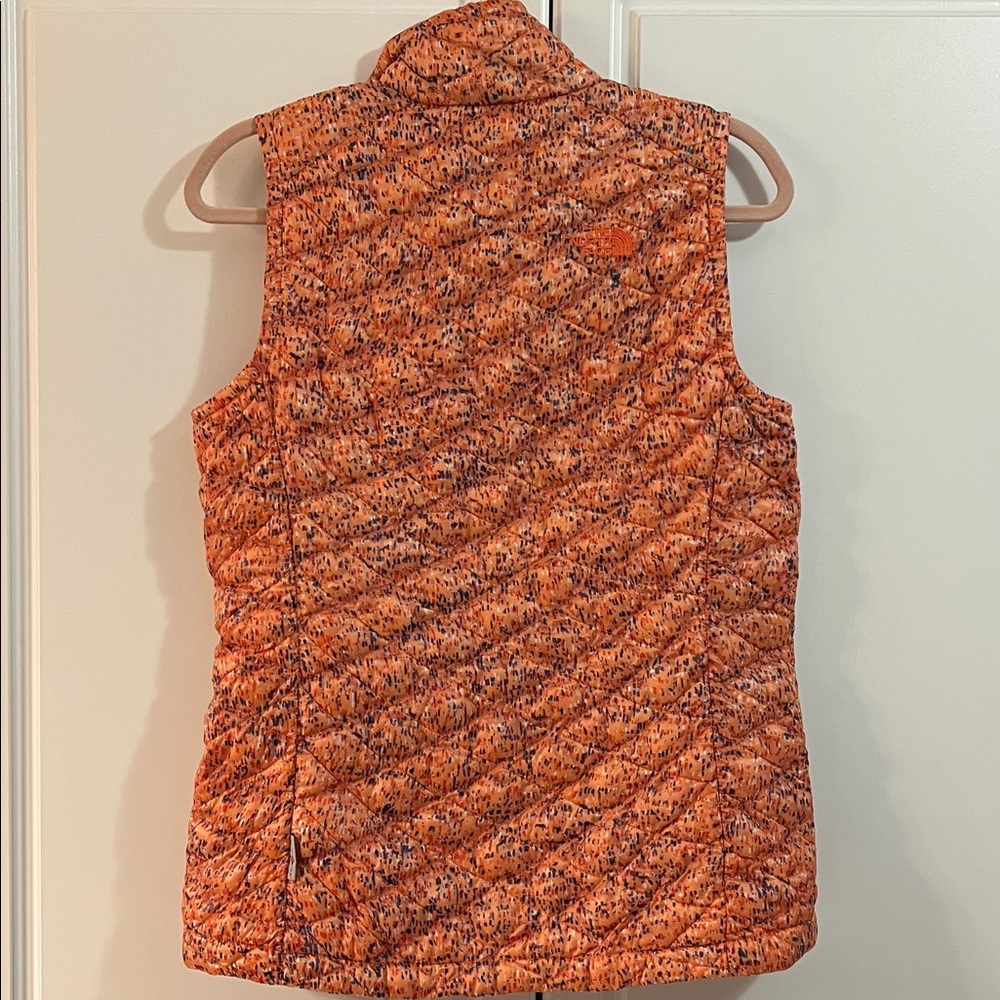 The North Face Women’s M Thermoball Vest - Picture 4 of 5